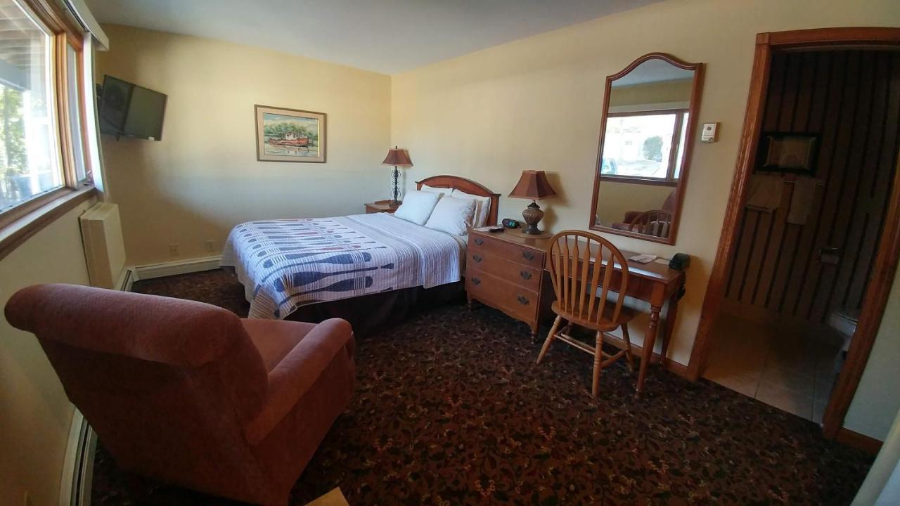 Snug Harbor Inn Sturgeon Bay Extérieur photo