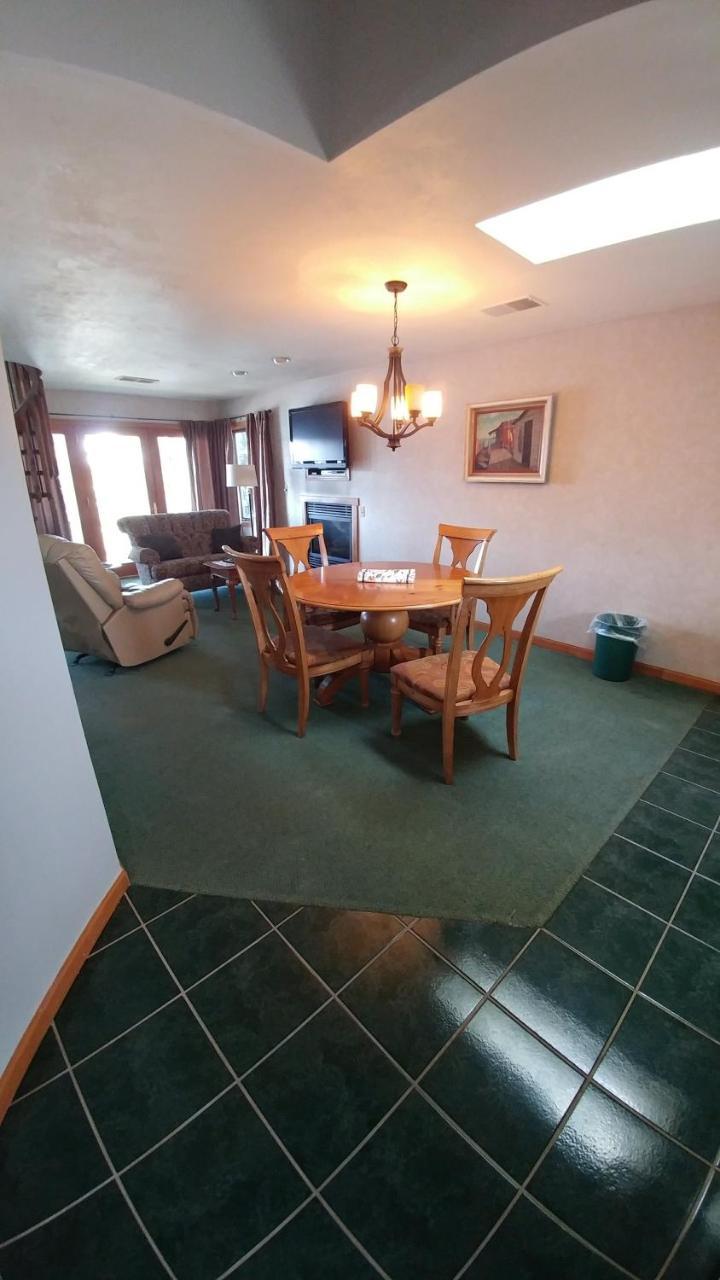 Snug Harbor Inn Sturgeon Bay Extérieur photo