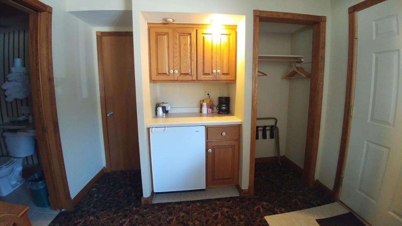 Snug Harbor Inn Sturgeon Bay Extérieur photo